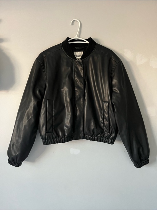 Abercrombie & Fitch Jackets & Blazers - Abercrombie & Fitch Black vegan Leather cropped Bomber Jacket